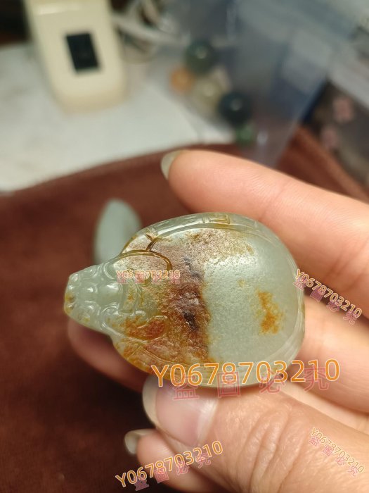 籽料和田玉紅皮龍龜真真實實的瑪麗艷紅皮，一眼就被迷住了，背面滿皮