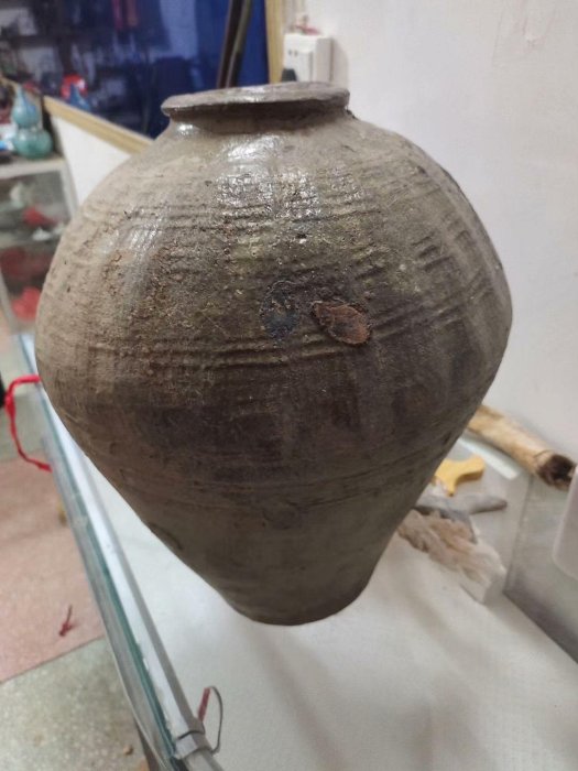 嚴選清代丑罐花瓶，厚實民俗老物件，適合收藏與空間佈置。器形類似梅瓶