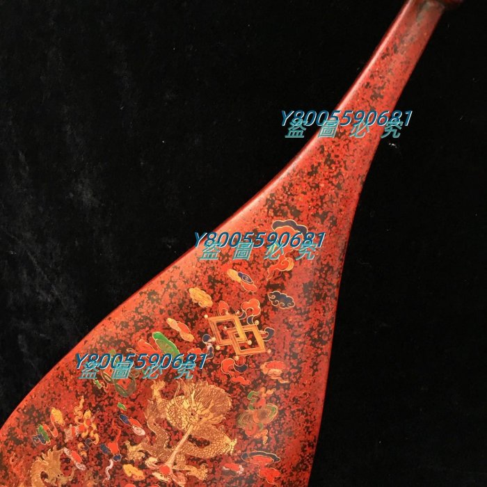 古代樂器老杉山八仙描金琵琶，長118厘米，寬38厘米，厚8厘米