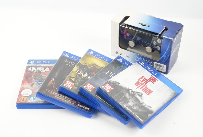 《玖隆蕭松和 挖寶網S》PS4 無線遊戲搖桿 / 惡靈古堡 / 邪靈入侵 / NBA / 血源詛咒 / 黑暗靈魂 III 遊戲光碟片 共 6入(14526)
