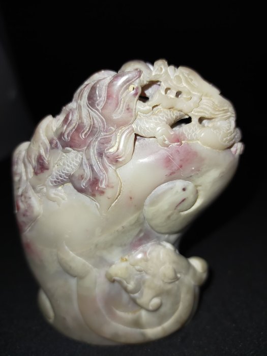 【鴻運当頭・童子送宝】印章・寿山石の置物・钝丁作款｜文房具｜印材｜細密彫｜案頭 鴻運当頭・童子送宝】印章・寿山石の置物・钝丁作款｜文房具