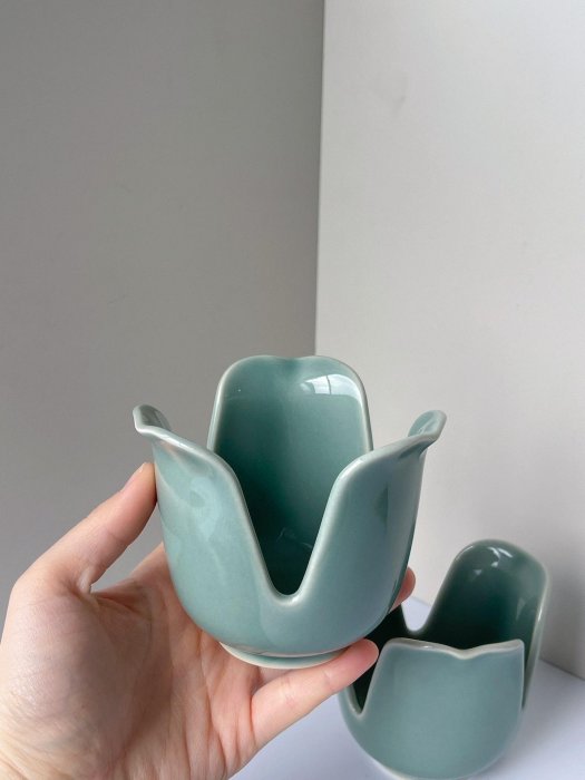 日本見山作天青釉瓷花瓣壺蓋置細膩白瓷土手作茶具三瓣花造型承托茶壺蓋
