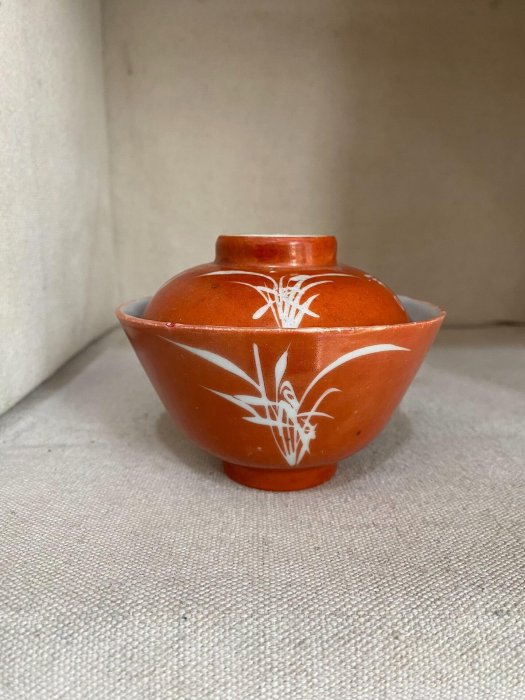 晚清珊瑚紅蓋碗嚴選新品，白瓷胎施珊瑚紅釉，留白繪蘭花詩文，文人風雅