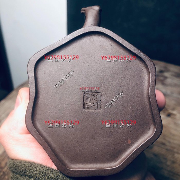 80年代宜興紫砂一廠早期名家壺黑星土謝曼倫制小葡萄樁，155cc，七孔
