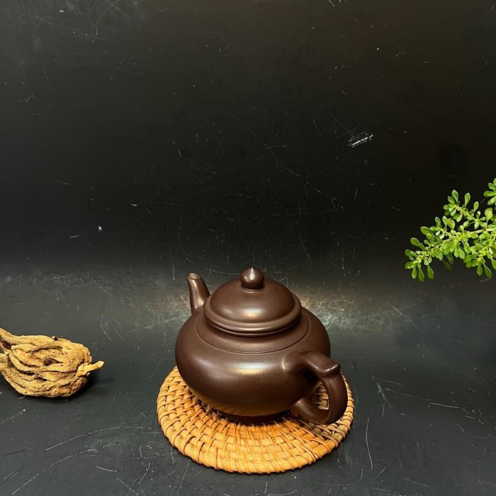 推薦宜興純手工笑櫻紫砂茶壺，吳飛製陶240cc精雕茶具，底蓋落款傳承