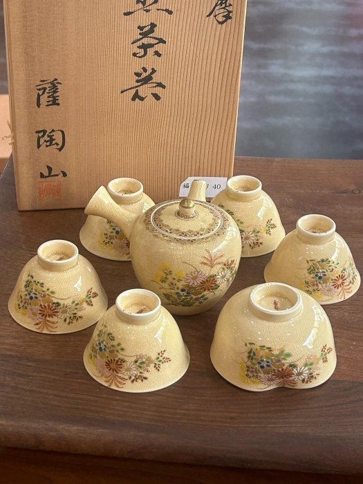 嚴選日本薩摩燒薩陶山作描金彩繪花卉紋白薩摩茶具，一壺一分茶器五杯
