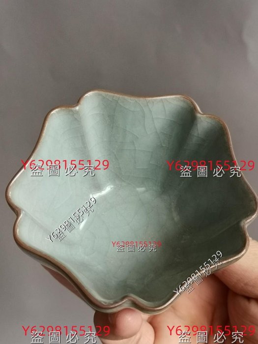 宋官窯開片六方倭角杯，高5.5cm口徑8.5cm，青釉瑩潤，開片自然，制式