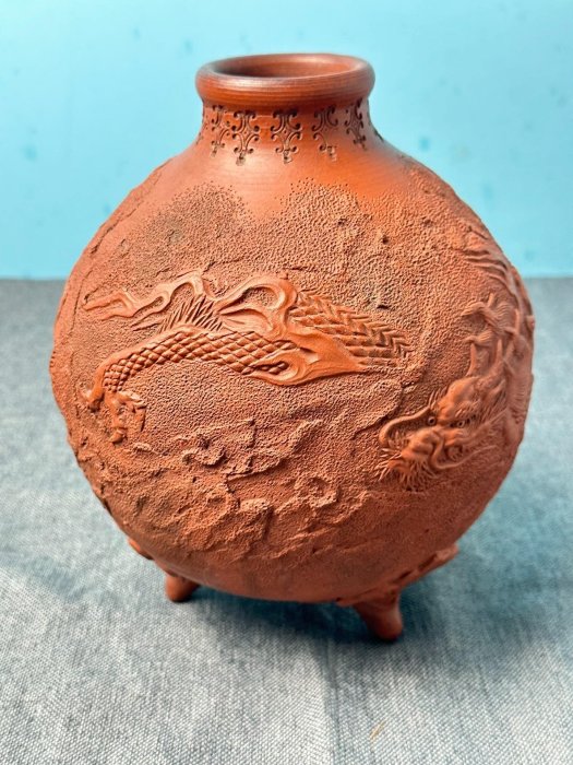 江戶時代百年古董日本回流古備前朱泥花瓶龍紋浮雕三足陶瓶獸首造型手