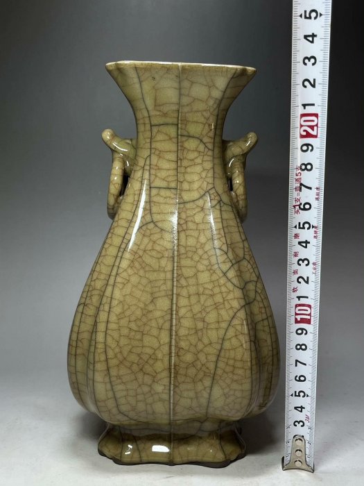 宋代哥窯雙耳瓶器型端正釉面開片自然金絲鐵線紋釉色溫潤胎質細膩高約