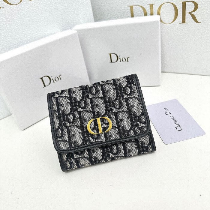 新上架DIOR迪奧 2024新款馬鞍老花女短款卡包帆布立體按扣小零錢包短夾  11*10*2cm大牌同款服裝包包鞋