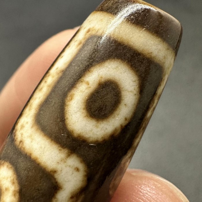 嚴選臺灣產折線六眼天珠，尺寸37.1x13x12.3mm，適合收藏與佩戴折線六眼