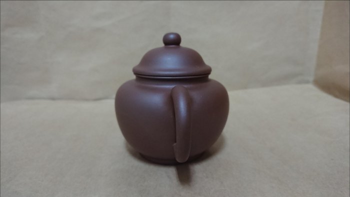 早期80年代宜興紫砂壺，一廠/掇只壺/紫泥，目視約150cc，底款/中國宜興
