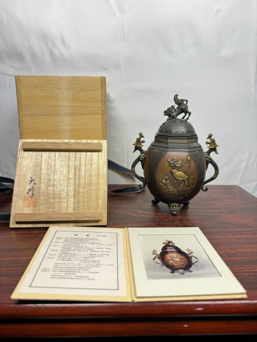 嚴選日本高岡銅器大峰作lions蓋銅香爐，精美花鳥浮雕藝術品，實物高清