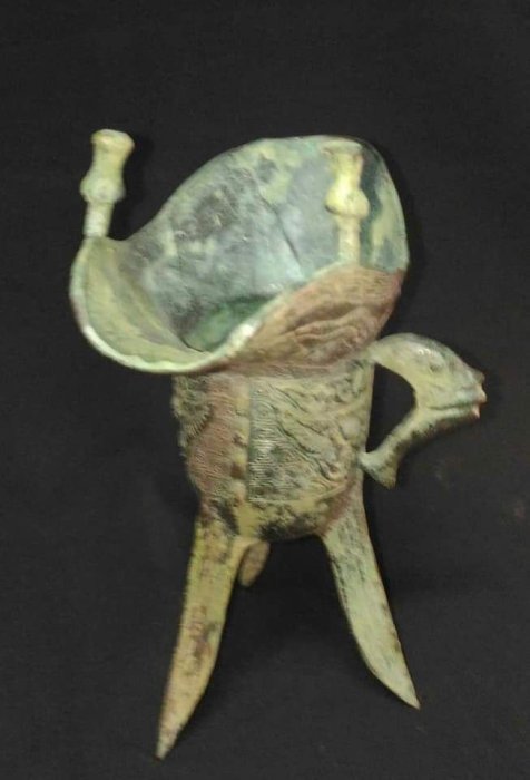 商青銅饕餮紋爵杯H 17.5cm; W 17cm 古《說文解字》云：「爵，禮