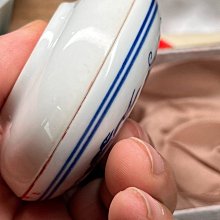 西泠印社嚴選乾隆年制青花龍紋印泥盒，直徑7cm，附原裝錦盒與朱砂印泥