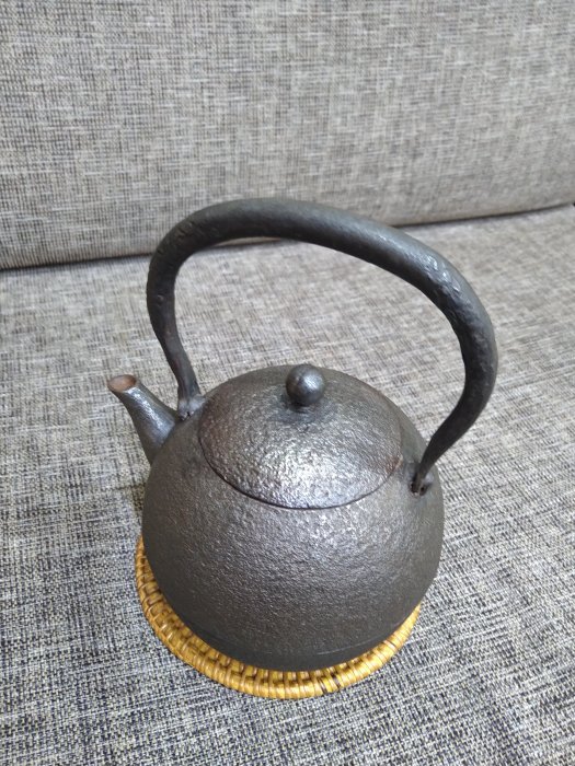 人間国宝 釜師　十三代 鈴木盛久（繁吉） 作　南部鉄器　鉄瓶 ☆清沁苑☆日本茶道具南部鐵器~人間國寶鈴木盛久十三代岩肌旦型鐵壺