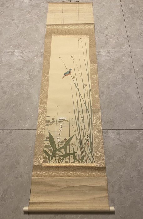 嚴選沖冠嶺絹本手繪花鳥畫裝裱立軸，鈐印兩側樹脂軸頭，典藏尺寸121
