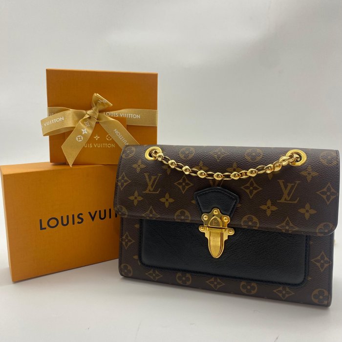 哈極品】美品《Louis Vuitton LV 字紋拼黑皮VICTOIRE 維多利亞斜