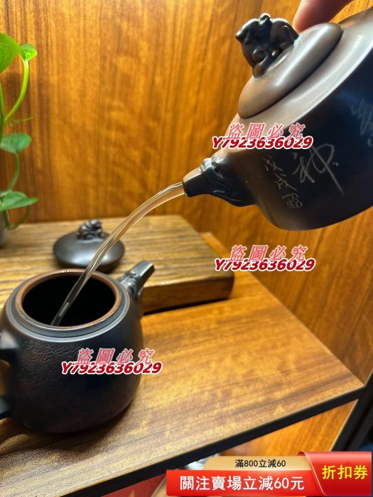 欽州坭興陶鐘灼鐵大師書法茶壺，容量320cc，經典之作，這款茶壺由欽州