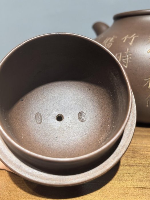 嚴選名家周桂珍大掇只紫砂壺，石泉手工刻繪，1000毫升容量，多孔設計流