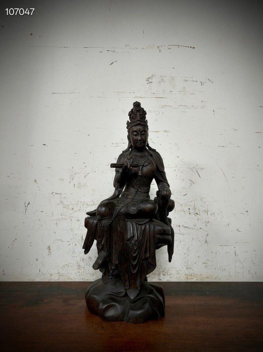 舊藏沉香木拿書觀音菩薩擺，雕工精美，神態自若，衣襟飄逸，包漿醇厚