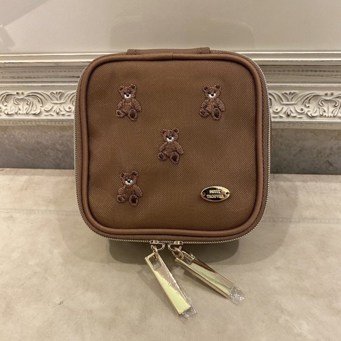 小店新品精緻化妝包PETIT TROUVER可愛刺繡小熊櫻桃星星雜物收納包 方形迷你化妝包超夯 新品 精品