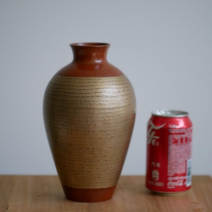 日本玉川堂手工銅花瓶，紫銅敲製兩種金彩紋路，高22公分，1斤重，包漬