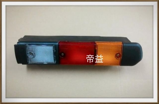 【帝益汽材】TOYOTA 8F 堆高機 後燈 尾燈 煞車燈 倒車燈 副駕駛邊 (全新商品)《另有賣大燈》