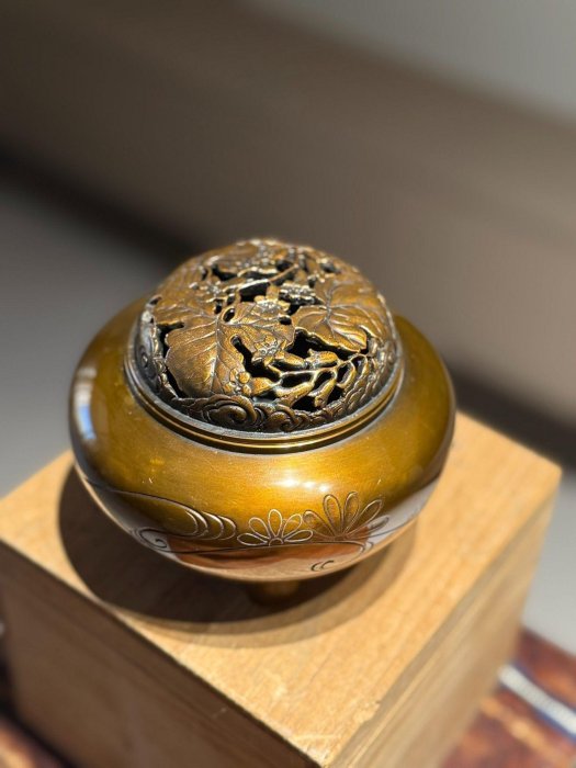 嚴選日本古美術名家宗吾青銅香爐，爐身鏨刻嵌銀絲，圓潤木盒保存完好