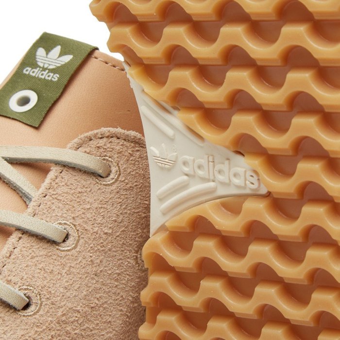 CodE= ADIDAS ORIGINALS ZX 700 BOAT X END 皮革慢跑鞋(卡其)B39341