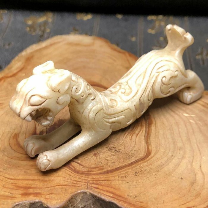 u*0様 漢時代 和田玉 高古玉 虎　紋彫り件 時代物 中国古美術 骨董品本玉 博物館展示品 来歴有 2058 戦国～漢時代 和田玉虎 寸法約11.2cm×約8.5