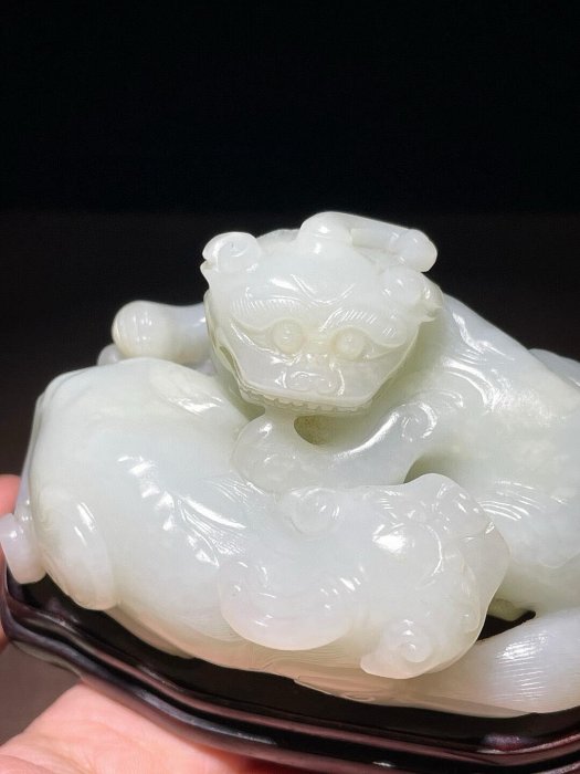 清代和田白玉子母瑞獸擺件玉質溫潤雕工精細子獸偎依母身邊生動可憐棗紅