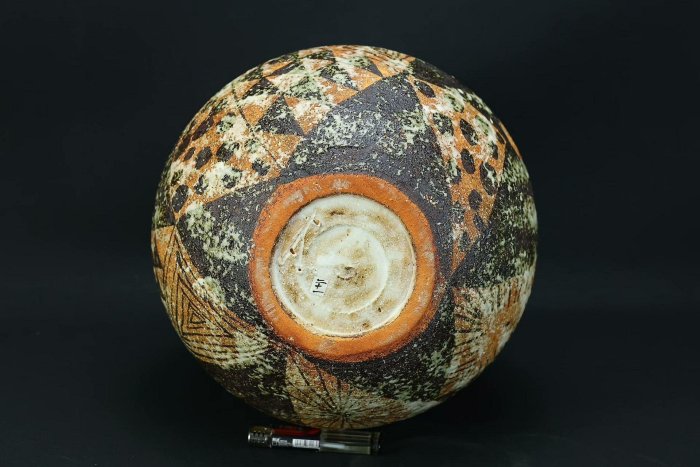 日本職人稻垣太津男作仿馬家窯彩陶花瓶，肚徑23cm、高25.5cm、重3432g