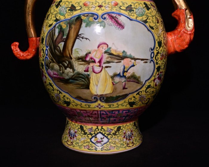 清雍正年制琺琅彩描金西洋人物紋僧帽壺，高44.5×35釐米16001671 青花粉
