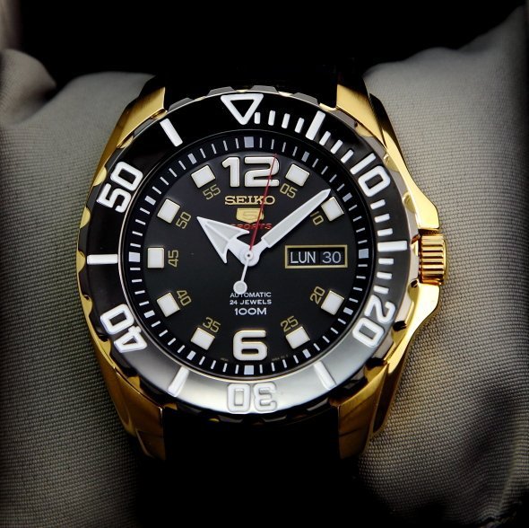 金台鐘錶】SEIKO 精工運動款潛水機械錶100M 防水黑金款(水鬼) SRPB40K1