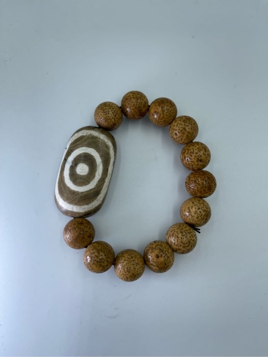 珍稀板珠天珠的獨特魅力:二眼星辰板珠手鍊,展現不凡氣度