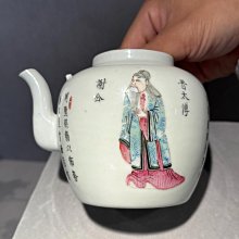 嚴選清道光時期粉彩無雙譜瓷器，直徑12公分高9公分，完整品相，附帶