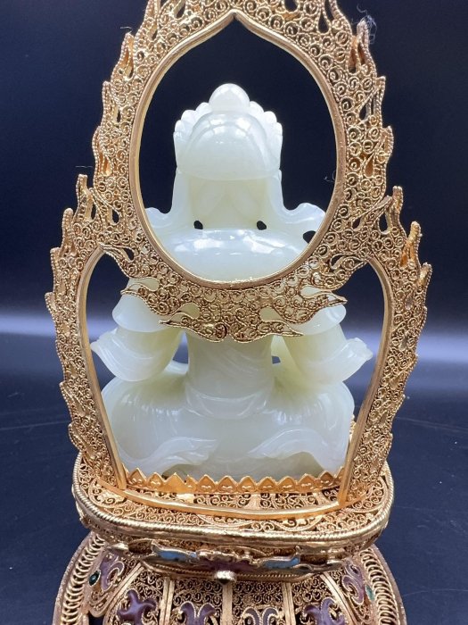 可議價舊藏花絲鑲嵌和田白玉佛像，玉質溫潤細膩，色澤勻凈，呈現柔和的