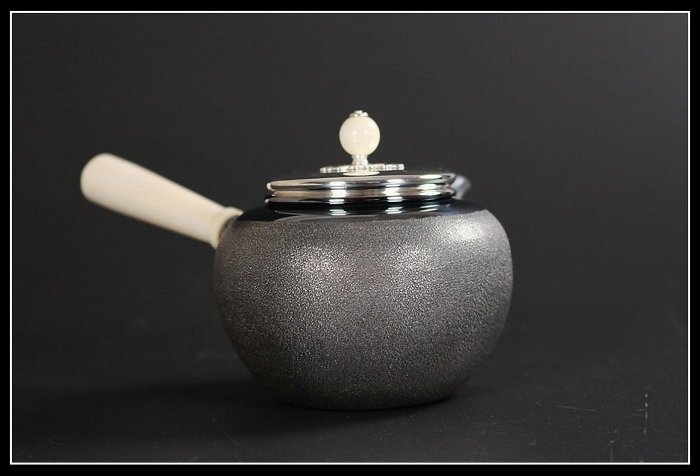 勇福堂》】日本茶道具－高陵金壽堂款【純銀鎚目岩石荒側把銀壺（大急須