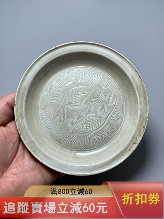 定窯 白磁陵花小盤 陰刻双魚紋 宋時代 擺件 古玩 中国美術 621b 工地，宋代定窯雙魚折沿盤，內底刻水波雙魚紋，紋飾精美，口徑14公分