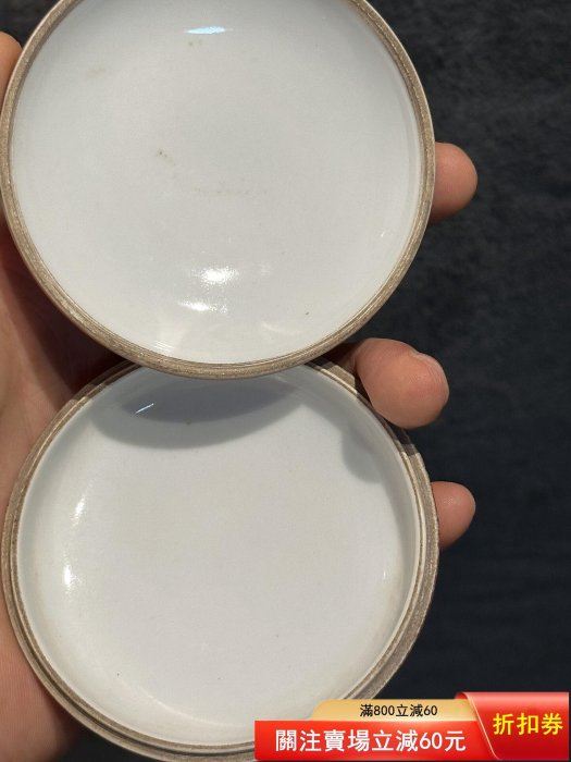 清代豇豆紅釉印泥盒，直徑約8.8厘米，釉色均勻溫潤，胎質細膩底部有