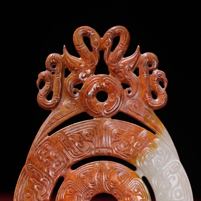 臻品旧藏，和田白玉土沁黄沁天鹅玉龙纹佩包浆厚重， 沁色入骨，。工艺