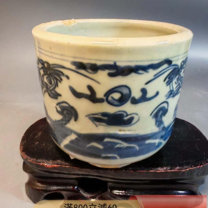 清中晚期青花雙龍戲珠紋直筒香爐此件器物器型規整舒展，釉面溫潤肥腴