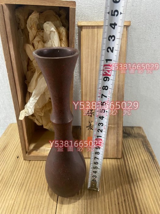 日本著名金工鑄家中島保美鑄銅花瓶一只，器型精巧優雅，品相完古玩擺件