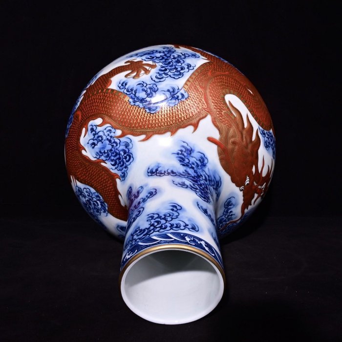 可議價清乾隆年制青花礬紅描金浮雕龍紋天球瓶，高43×32厘米??200064528