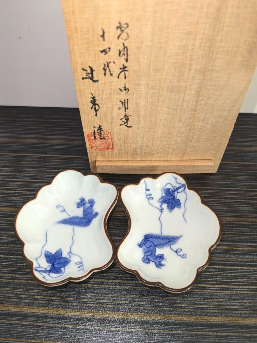 辻常陸十四代松鼠葡萄花口盤，青花手繪活潑瓷質潤，9.3x6.6cm，中古附