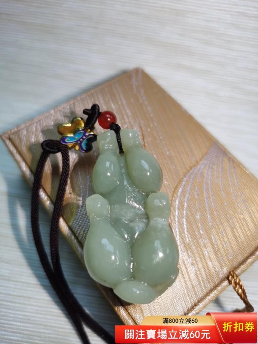 和田玉牛掛件吊墜且末糖俏色手把件和田玉牛掛件利用糖色雕刻牛頭牛身為