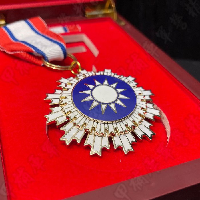 甲補庫》青天白日勳章特A級復刻版木盒精裝Order of Blue Sky and White