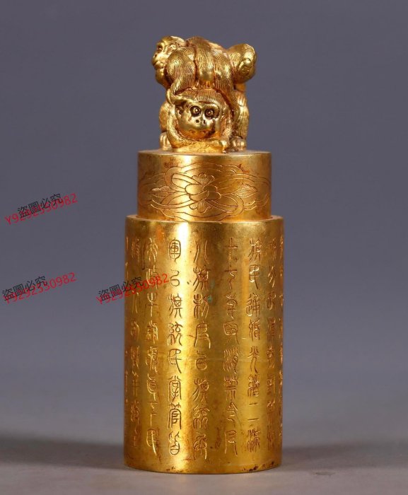 臻品舊藏純手工鏨刻銅鎏金印章高12厘米，直徑4.5厘米，重1208克