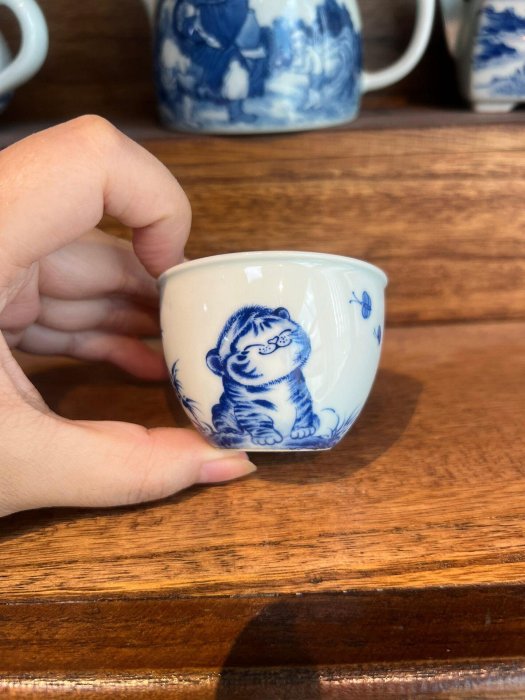 嚴選景德鎮青花手工小茶杯，胎質細膩釉色均勻，杯身精繪竹與老虎圖案